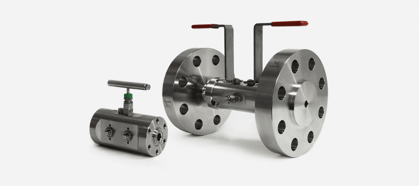 Double block and bleed ball valve with bleed connection and flanged ends