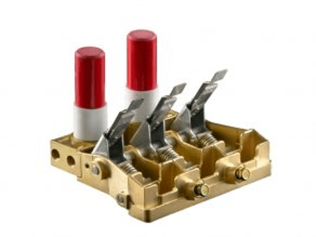 Carbon brush holder for locomotive traction applications