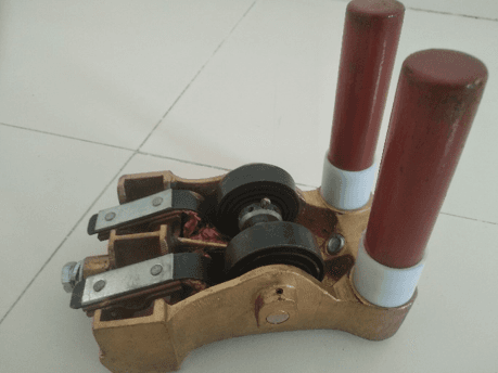 Traction holder with roller contact assembly